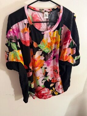 Sew In Love Size Large Black Floral Short Sleeve Top